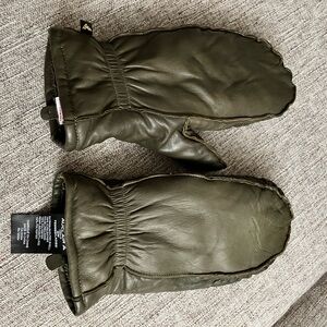 AUCLAIR Leather Mitts NWOT Women’s Size M Olive Green